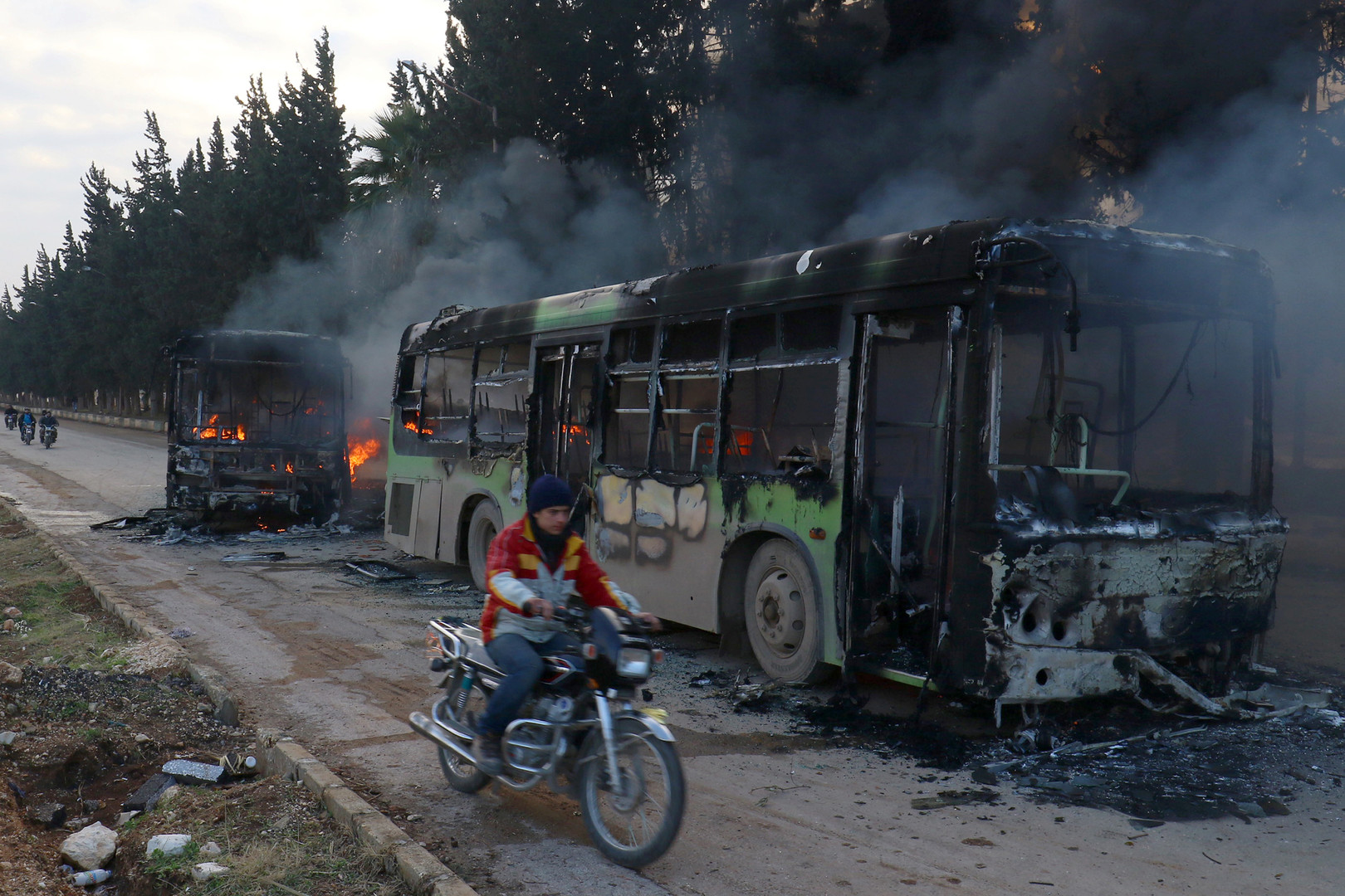 Боевики подожгли конвой автобусов в Идлибе