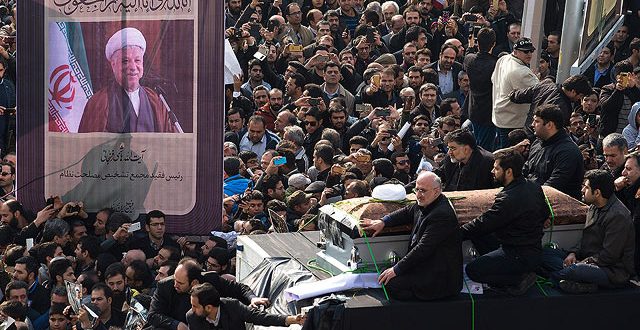 «Умри, Россия!»: иранские жители спели на похоронах бывшего президента неожиданные строки – СМИ
