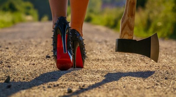 Лучше любого депрессанта: сумасшедшая зарубила топором покупателей – СМИ