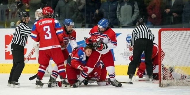 Драка на льду: хоккеистки устроили настоящие боксерские игры на ЧМ – СМИ