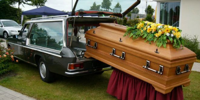 В Саратове похоронное агентство в очередной раз опередило скорую помощь