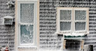 В Нью-Йорке жилой дом превратился в глыбу льда