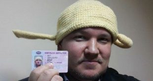 В Москве водителя-пастафарианца с дуршлагом на голове разыскивают за неуплату штрафов