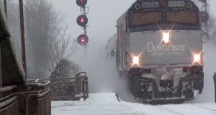 Эпичное видео с прибывающим на станцию поездом, обрушившим на пассажиров снежную «лавину», покорило интернет