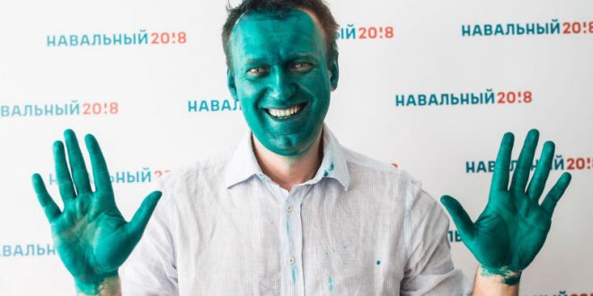 Облитый зеленкой Навальный превратился в «Маску» перед открытием штаба в Барнауле