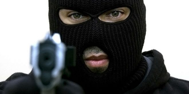 Вооруженный москвич в маске пытался ограбить букмекерскую контору, но ушел ни с чем