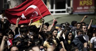 Тысячи недовольных результатами референдума турок вышли на улицы Стамбула в знак протеста