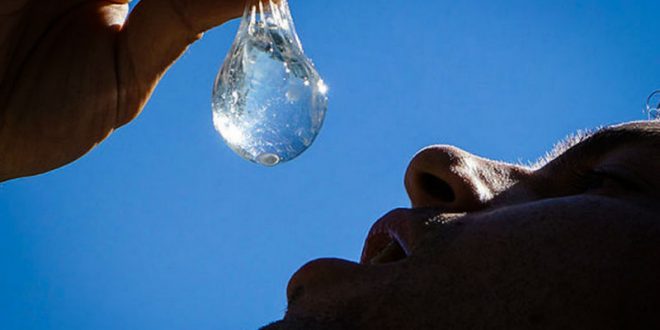 Британские ученые изобрели съедобные бутылки для воды в виде прозрачных сфер