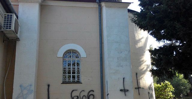 В Израиле вандалы изрисовали русскую православную церковь сатанинскими символами