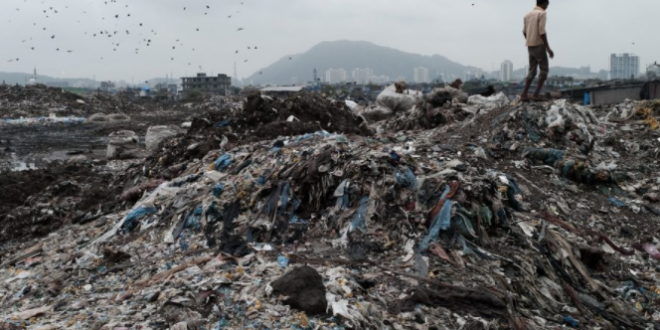 В столице Шри-Ланки гора мусора завалила лачуги местных жителей