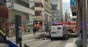 В центре Стокгольма грузовик врезался в толпу прохожих, есть жертвы