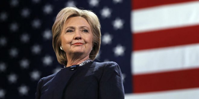 Флаг США упал за спиной лидера Демпартии после упоминания Клинтон
