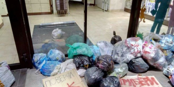 Во Львове вход в магазин Roshen забаррикадировали мешками с мусором