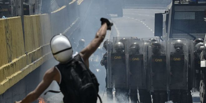 Используемые венесуэльскими демонстрантами пакеты с фекалиями признали химоружием