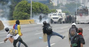 Венесуэльские гвардейцы закидали приют для детей и престарелых гранатами со слезоточивым газом