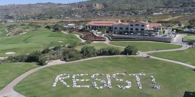 Демонстранты выстроились в слово «Сопротивляйся!» на принадлежащем Трампу поле для гольфа