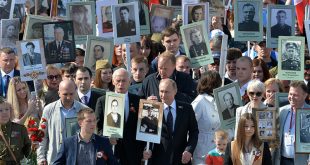 Владимир Путин присоединился к шествию «Бессмертного полка» с портретом своего отца-фронтовика