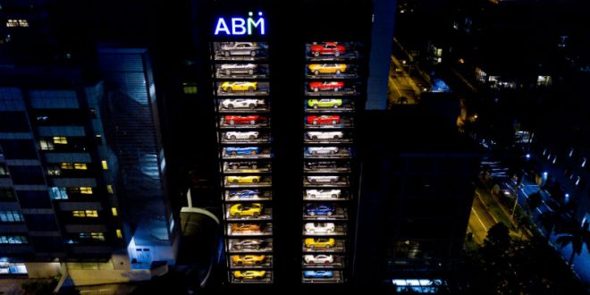 В Сингапуре открылся самый большой в мире автомат по продаже спорткаров
