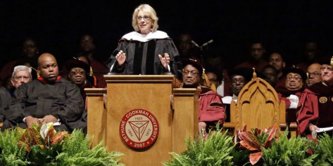 В США темнокожие студенты освистали министра образования на вручении дипломов