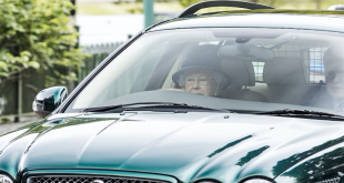 91-летняя королева Елизавета за рулем своего «Ягуара» попала в объективы фотографов