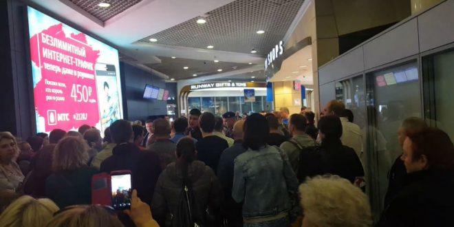 Возмущенные массовыми задержками рейсов туристы устроили бунт в Домодедово