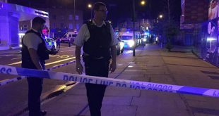 Ночью в Лондоне фургон въехал в толпу верующих перед мечетью: есть жертвы