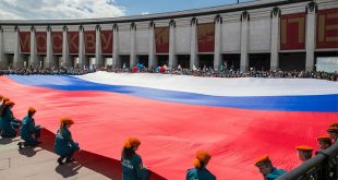 По случаю Дня России на Поклонной горе развернули самый большой триколор в стране
