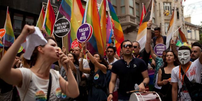 Турецкие полицейские разогнали участников гей-парада резиновыми пулями
