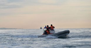 Спасатели продолжают поиски двух подростков с перевернувшейся на Ладожском озере лодки
