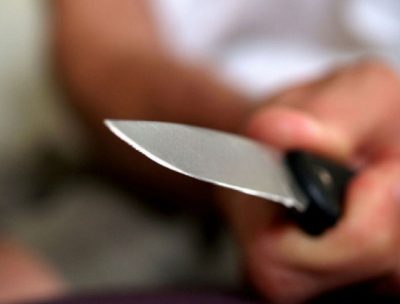 Под Иркутском 7-летняя девочка с ножом попыталась заколоть убийцу своей матери