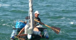 Саратовец попытался проплыть в Крым из Кубани на плоту из бутылок