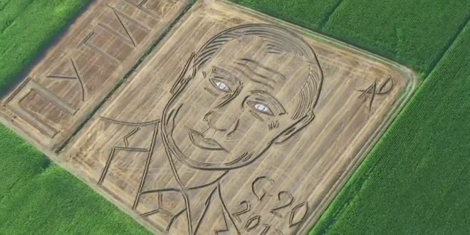 Итальянский фермер с помощью трактора «нарисовал» на поле гигантский портрет Путина