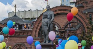 Новосибирец изрубил топором памятник Николаю II