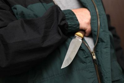 Пьяный мужчина с ножом напал на посетителей московского кинотеатра